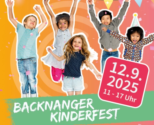 Mehrere Kinder unterschiedlicher Herkunft springen lachend in die Luft, umgeben von Konfetti und Wimpelketten auf orangem Hintergrund.