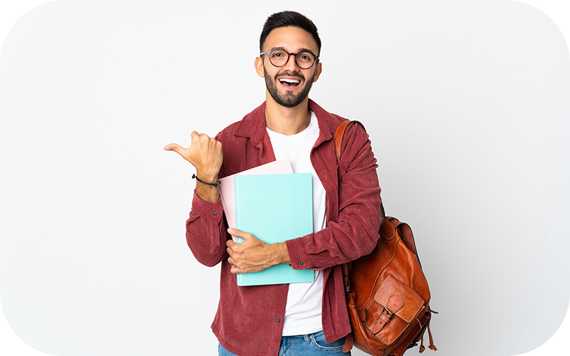 Lächelnder junger Mann mit Rucksack und Ordnern zeigt seitlich auf etwas – symbolisiert Studienwahl und Offenheit für neue Bildungswege.