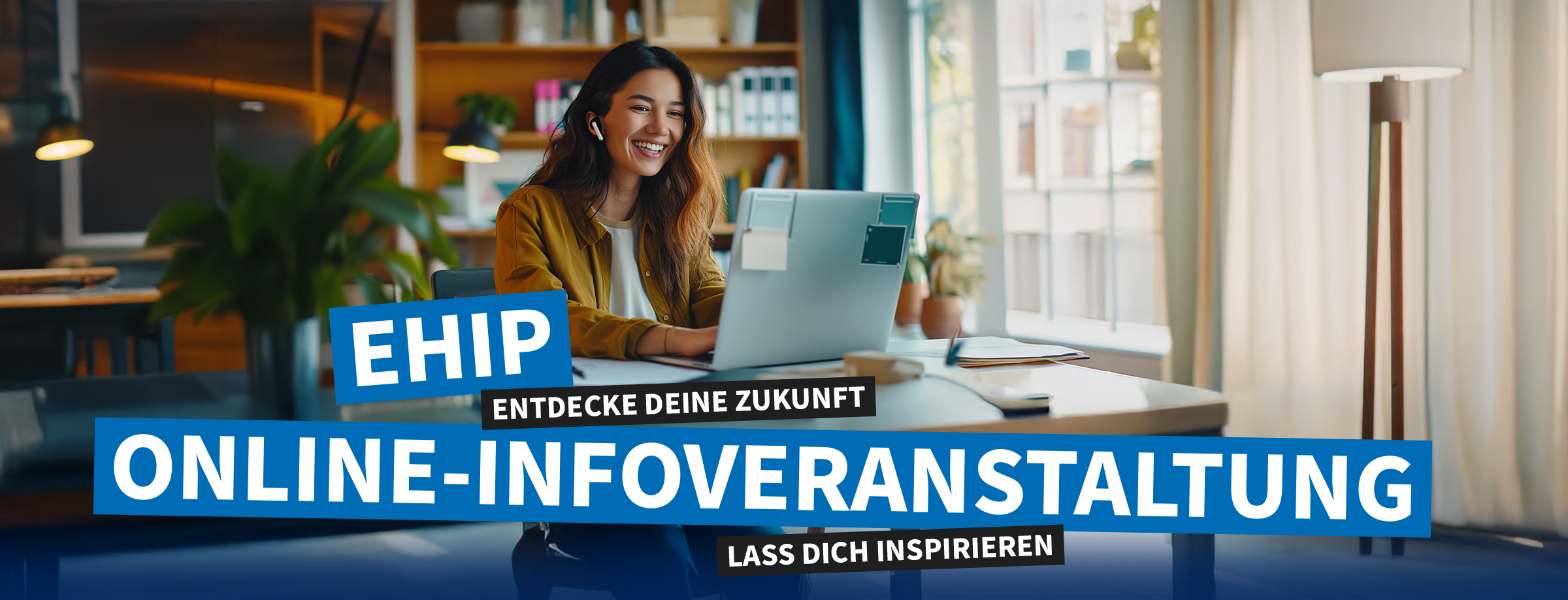 Junge Frau nimmt lächelnd an einer Online-Infoveranstaltung der EHiP teil, sitzt mit Laptop und Headset in modernem, hellen Raum. Text: „EHiP – Entdecke deine Zukunft. Online-Infoveranstaltung. Lass dich inspirieren.“