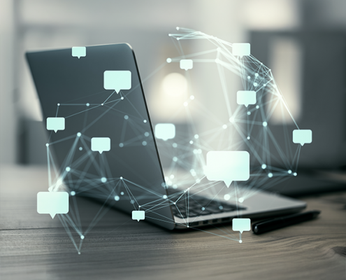 Laptop und Headset in modernem, hellen Raum.